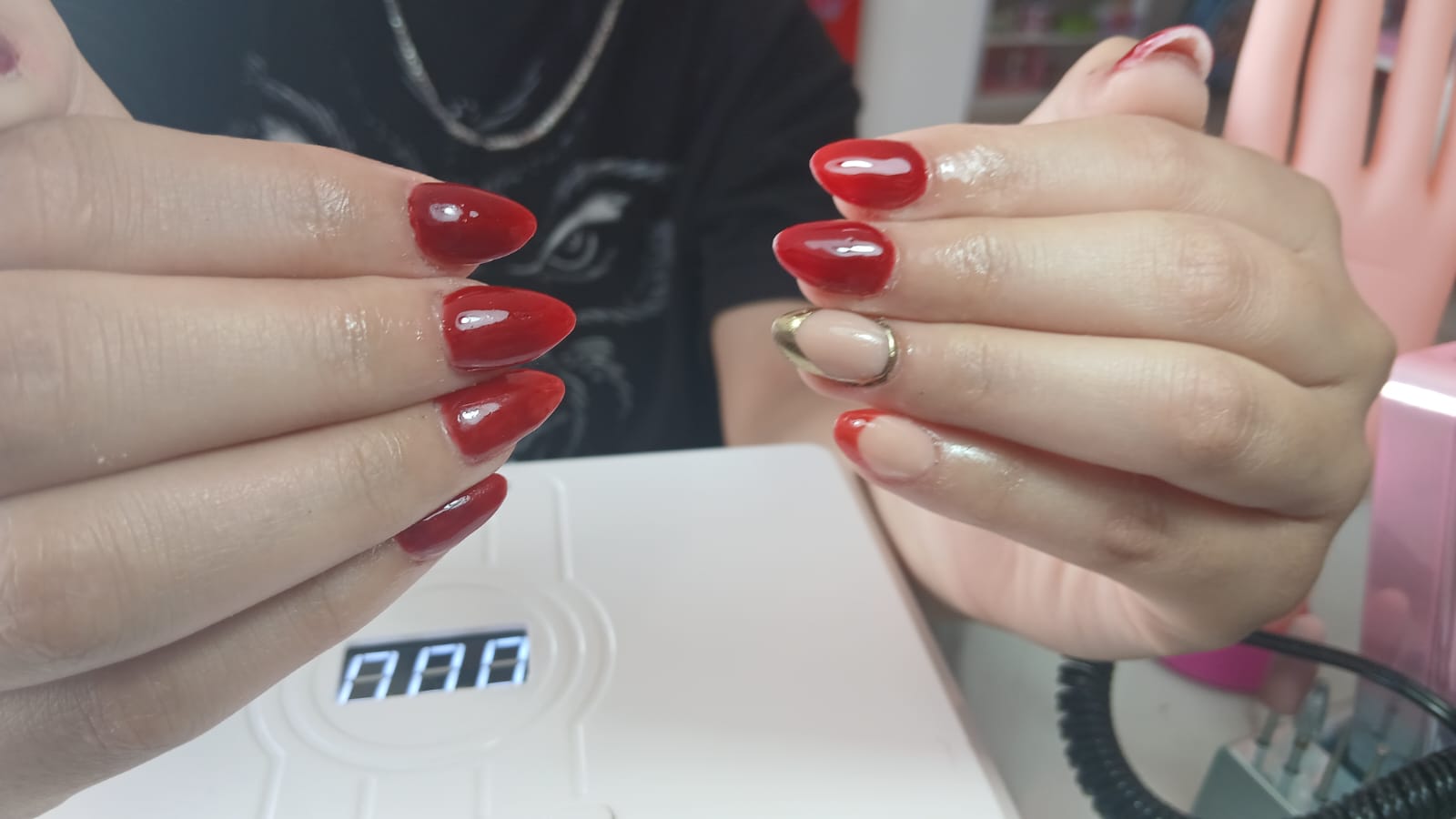 Uñas gelish rojas estilo almendra