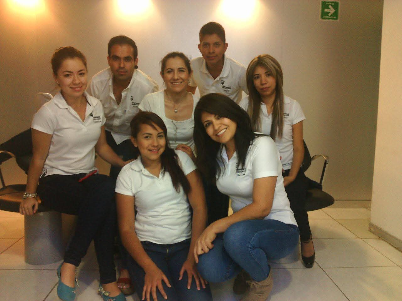 Martha Hernández con su equipo de estilistas profesionales