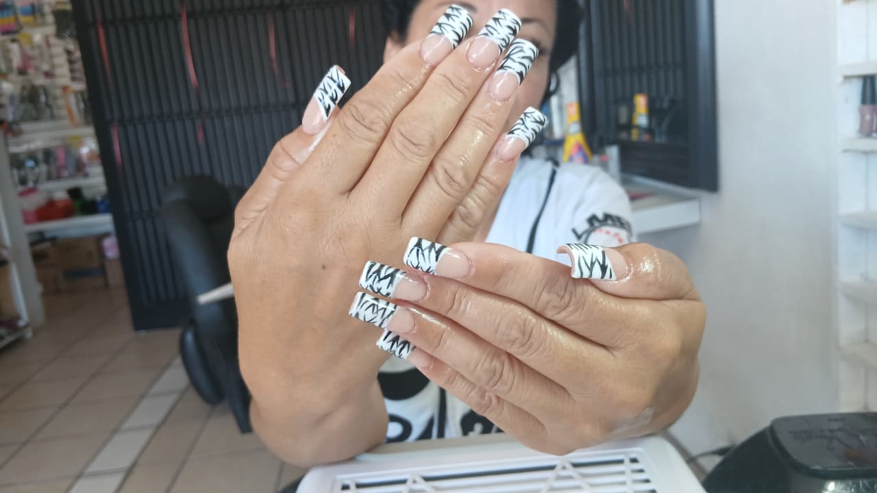 Uñas acrílicas con diseño animal print